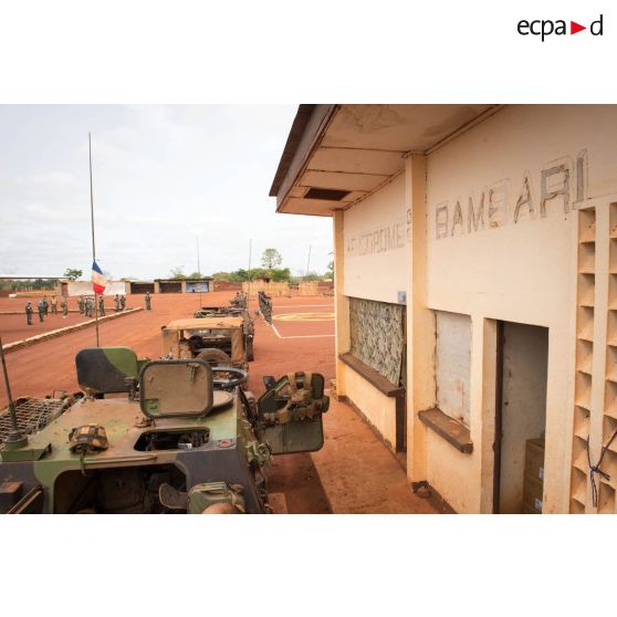 Tirailleurs du 1er RT du GTIA (groupement tactique interarmes) Turco en rang sur l'aérodrome de la POD (plateforme opérationnelle défense) de Bambari, lors de la visite du général de brigade Pierre Gillet, nouveau commandant de la force Sangaris.