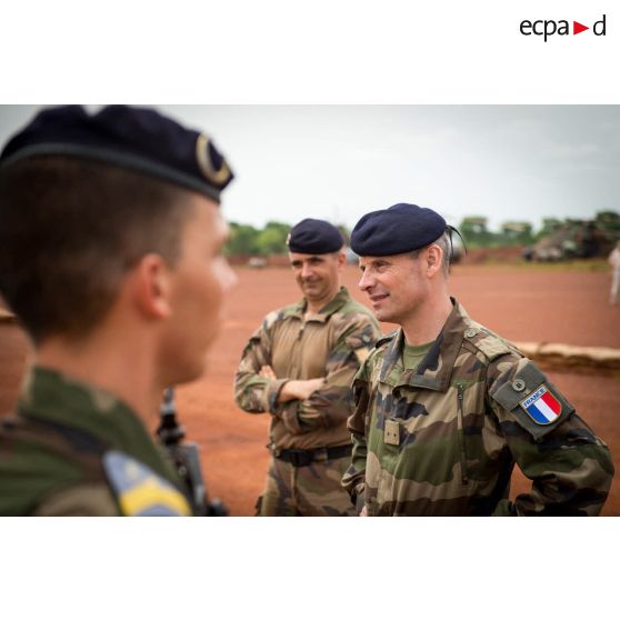 Le général de brigade Pierre Gillet, commandant la force Sangaris, accompagné du colonel Marc Espitalier, chef de corps du 1er RT, passe en revue les troupes du GTIA (groupement tactique interarmes) Turco lors de sa visite sur la POD (plateforme opérationnelle défense) de Bambari.