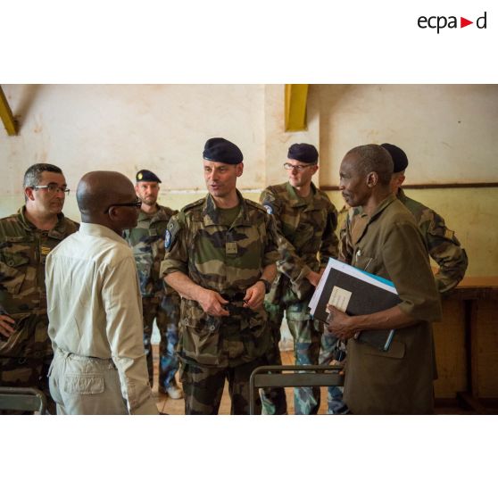 Le général de brigade Pierre Gillet, commandant la force Sangaris, accompagné de monsieur Abel Matchipata, maire de la ville, s'entretient avec monsieur Bitumba Mayoyo, responsable du bureau politique local de la MINUSCA (mission multidimensionnelle intégrée des Nations Unies pour la stabilisation en Centrafrique) sur la situation sécuritaire, lors de sa visite sur la POD (plateforme opérationnelle défense) de Bambari.