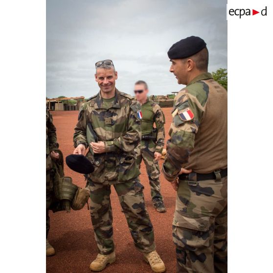 Portrait du général de brigade Pierre Gillet, accompagné du colonel Marc Espitalier, chef de corps du 1er RT et commandant le GTIA (groupement tactique interarmes) Turco lors de sa visite sur la POD (plateforme opérationnelle défense) de Bambari.