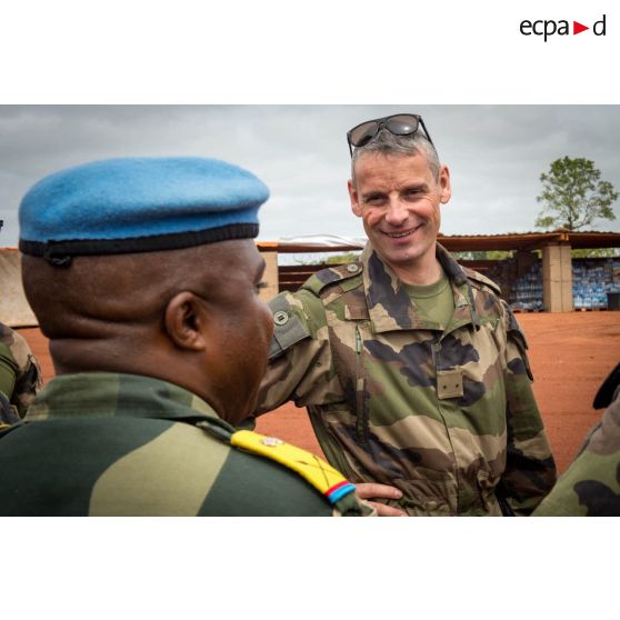 Le général de brigade Pierre Gillet, commandant la force Sangaris, s'entretient avec le lieutenant-colonel Bitangalot, chef de bataillon de la République démocratique du Congo au service des casques bleus de la MINUSCA (mission multidimensionnelle intégrée des Nations Unies pour la stabilisation en Centrafrique), lors de sa visite sur la POD (plateforme opérationnelle défense) de Bambari.