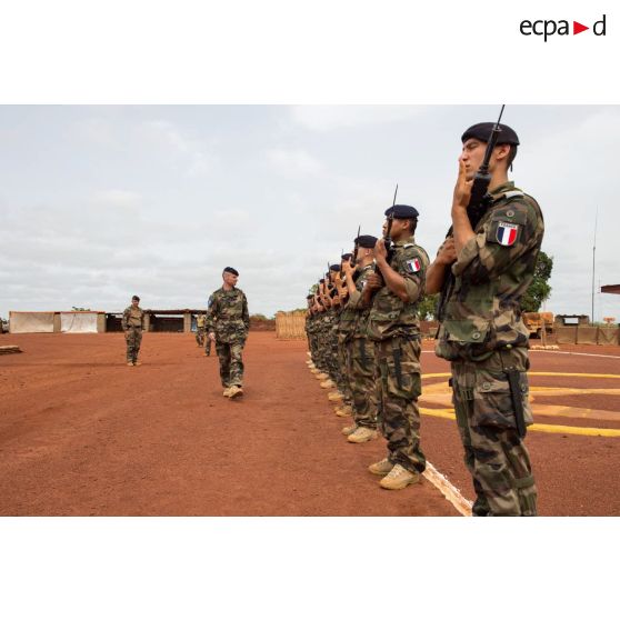 Le général de brigade Pierre Gillet, commandant la force Sangaris, accompagné du colonel Marc Espitalier, chef de corps du 1er RT, passe en revue les troupes du GTIA (groupement tactique interarmes) Turco lors de sa visite sur la POD (plateforme opérationnelle défense) de Bambari.