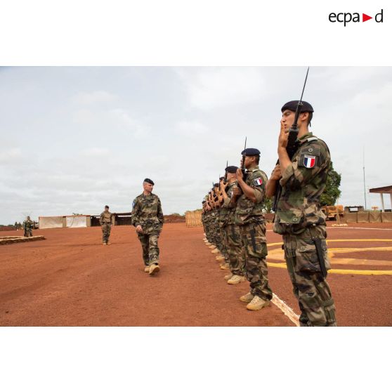 Le général de brigade Pierre Gillet, commandant la force Sangaris, accompagné du colonel Marc Espitalier, chef de corps du 1er RT, passe en revue les troupes du GTIA (groupement tactique interarmes) Turco lors de sa visite sur la POD (plateforme opérationnelle défense) de Bambari.