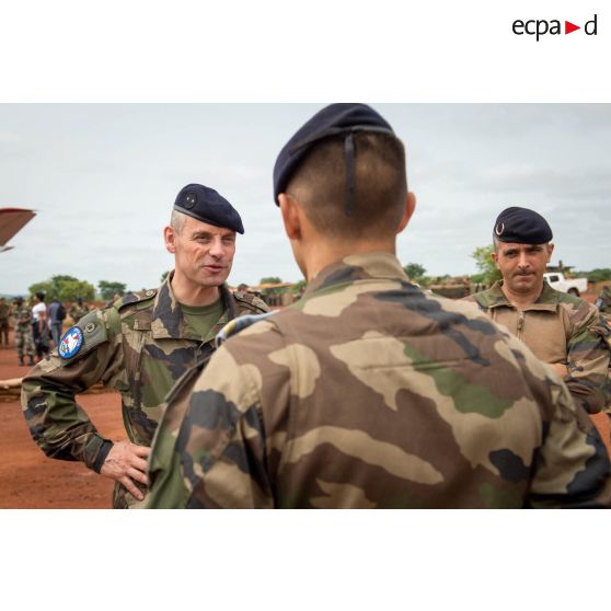 Le général de brigade Pierre Gillet, commandant la force Sangaris, accompagné du colonel Marc Espitalier, chef de corps du 1er RT, discute avec un sous-officier des tirailleurs, durant le passage en revue des troupes du GTIA (groupement tactique interarmes) Turco lors de sa visite sur la POD (plateforme opérationnelle défense) de Bambari.