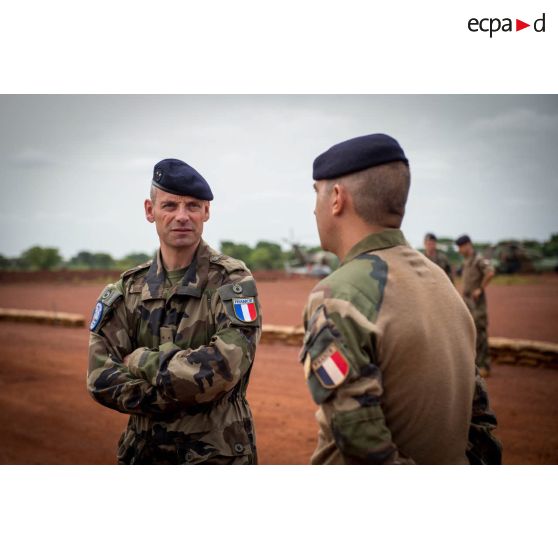 Le général de brigade Pierre Gillet, commandant la force Sangaris, discute avec le colonel Marc Espitalier, chef de corps du 1er RT, durant le passage en revue les troupes du GTIA (groupement tactique interarmes) Turco lors de sa visite sur la POD (plateforme opérationnelle défense) de Bambari.