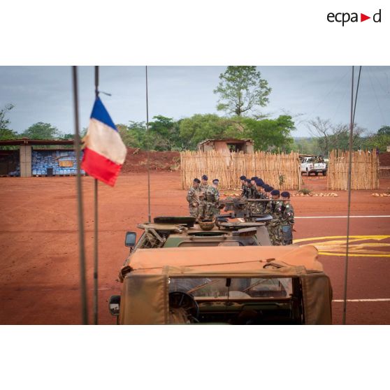 Le général de brigade Pierre Gillet, commandant la force Sangaris, accompagné du colonel Marc Espitalier, chef de corps du 1er RT, passe en revue les troupes du GTIA (groupement tactique interarmes) Turco lors de sa visite sur la POD (plateforme opérationnelle défense) de Bambari.