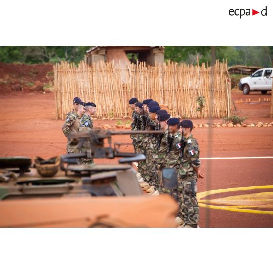 Le général de brigade Pierre Gillet, commandant la force Sangaris, accompagné du colonel Marc Espitalier, chef de corps du 1er RT, passe en revue les troupes du GTIA (groupement tactique interarmes) Turco lors de sa visite sur la POD (plateforme opérationnelle défense) de Bambari.