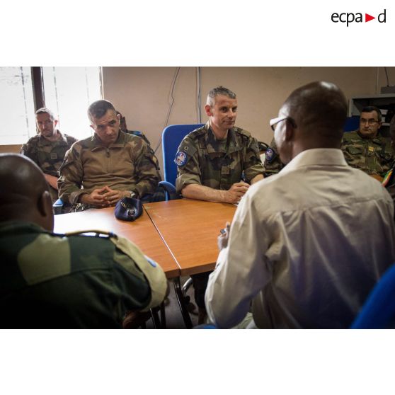 Le général de brigade Pierre Gillet, commandant la force Sangaris, accompagné du colonel Marc Espitalier, chef de corps du 1er RT, commandant le GTIA (groupement tactique interarmes) Turco, assiste à une réunion avec les responsables de la MINUSCA (mission multidimensionnelle intégrée des Nations Unies pour la stabilisation en Centrafrique) lors de sa visite sur la POD (plateforme opérationnelle défense) de Bambari.