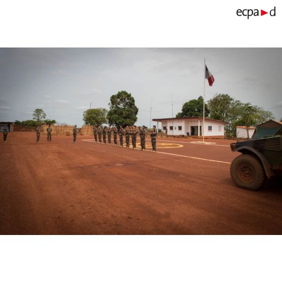 Le général de brigade Pierre Gillet, commandant la force Sangaris, accompagné du colonel Marc Espitalier, chef de corps du 1er RT, passe en revue les troupes du GTIA (groupement tactique interarmes) Turco lors de sa visite sur la POD (plateforme opérationnelle défense) de Bambari.