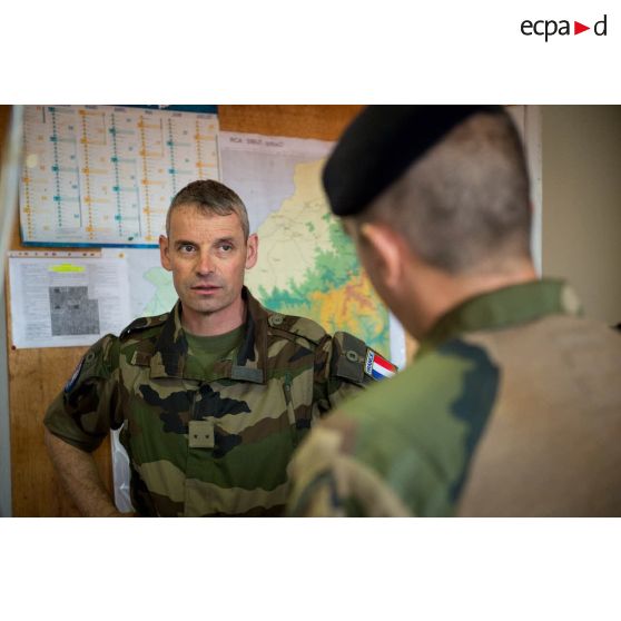 Le général de brigade Pierre Gillet, commandant la force Sangaris, s'entretient avec le colonel Marc Espitalier, chef de corps du 1er RT et commandant le GTIA (groupement tactique interarmes) Turco au poste de commandement, lors de sa visite sur la POD (plateforme opérationnelle défense) de Bambari.