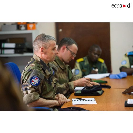 Le général de brigade Pierre Gillet, commandant la force Sangaris, accompagné du colonel Marc Espitalier, chef de corps du 1er RT, commandant le GTIA (groupement tactique interarmes) Turco, assiste à une réunion avec les responsables de la MINUSCA (mission multidimensionnelle intégrée des Nations Unies pour la stabilisation en Centrafrique) lors de sa visite sur la POD (plateforme opérationnelle défense) de Bambari.