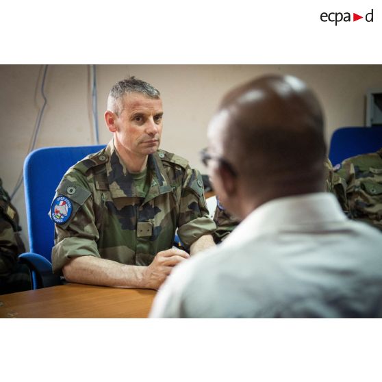 Le général de brigade Pierre Gillet, commandant la force Sangaris, assiste à une réunion avec les responsables de la MINUSCA (mission multidimensionnelle intégrée des Nations Unies pour la stabilisation en Centrafrique) lors de sa visite sur la POD (plateforme opérationnelle défense) de Bambari.