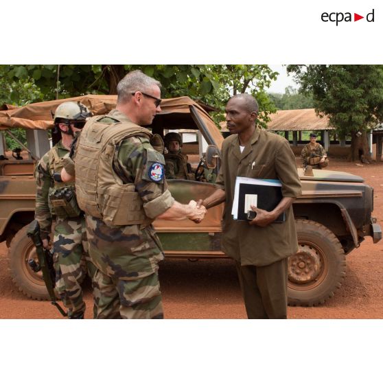 Le général de brigade Pierre Gillet, commandant la force Sangaris, salue monsieur Abel Matchipata, maire de la ville, lors de sa visite sur la POD (plateforme opérationnelle défense) de Bambari.