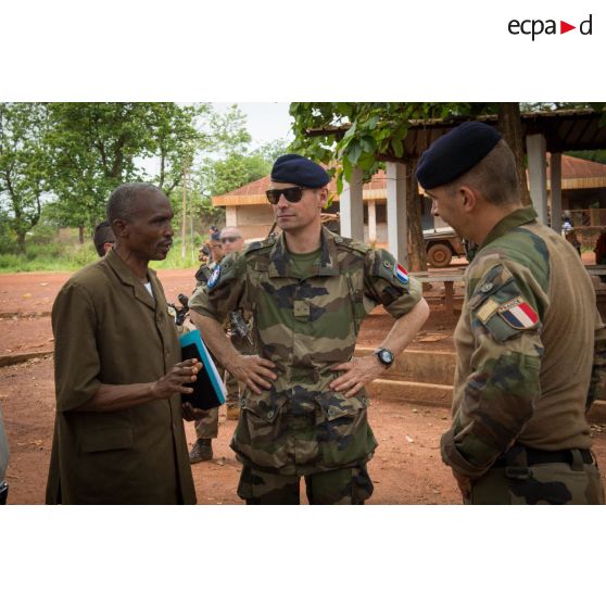 Le général de brigade Pierre Gillet, commandant la force Sangaris, accompagné du colonel Marc Espitalier, chef de corps du 1er RT et commandant le GTIA (groupement tactique interarmes) Turco, salue monsieur Abel Matchipata, maire de la ville, lors de sa visite sur la POD (plateforme opérationnelle défense) de Bambari.