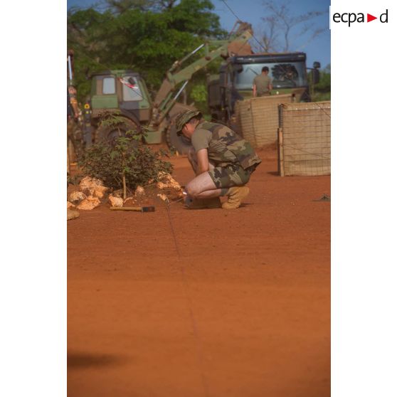 Un soldat du détachement du 3e RG du GTIA (groupement tactique interarmes) Turco met en place une limite de zone en prévision de travaux de réaménagement de la POD (plateforme opérationnelle défense) de Bambari.