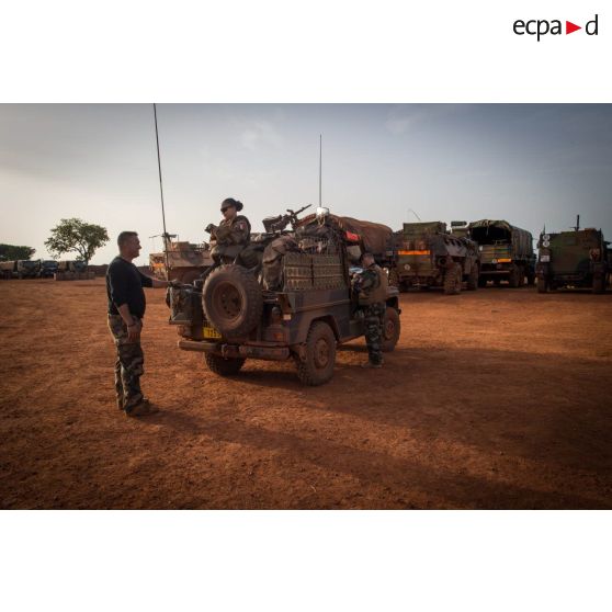 Des soldats du détachement du train de combat n°2 du 1er RT du GTIA (groupement tactique interarmes) Turco s'affairent aux derniers préparatifs d'un convoi autour d'une Peugeot P4, lors d'un déplacement de la POD (plateforme opérationnelle défense) de Bambari en direction de Sibut, plus à l'Ouest.