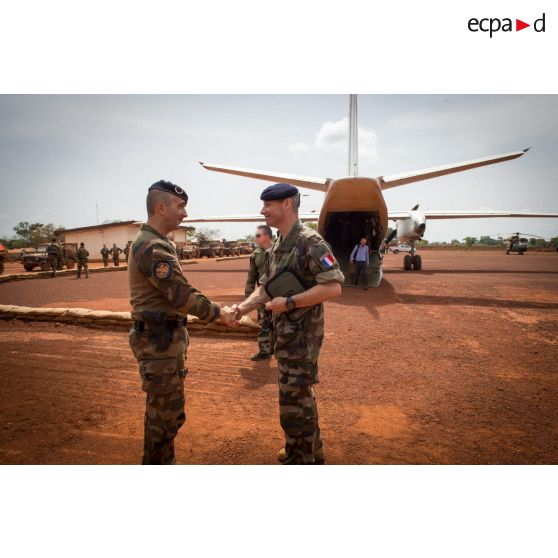 Le colonel Marc Espitalier, chef de corps du 1er RT et commandant le GTIA (groupement tactique interarmes) Turco, reçoit le général de brigade Pierre Gillet, commandant la force Sangaris, sur l'aérodrome de la POD (plateforme opérationnelle défense) de Bambari, dans le cadre de la visite de ce dernier aux soldats sur place.