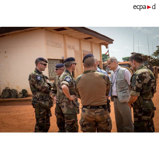 Le général de brigade Pierre Gillet, commandant la force Sangaris, s'entretient avec des responsables de la MINUSCA (mission multidimensionnelle intégrée des Nations Unies pour la stabilisation en Centrafrique), sur l'aérodrome de la POD (plateforme opérationnelle défense) de Bambari, dans le cadre de sa visite aux soldats du GTIA (groupement tactique interarmes) Turco.