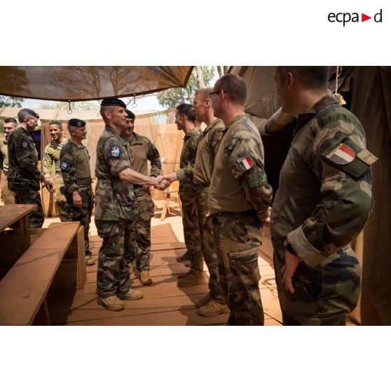 Le général de brigade Pierre Gillet, commandant la force Sangaris, salue les soldats du GTIA (groupement tactique interarmes) Turco, dans le cadre de sa visite de la POD (plateforme opérationnelle défense) de Bambari.