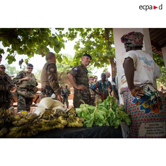 Le général de brigade Pierre Gillet, commandant la force Sangaris, va à la rencontre des commerçants du marché central de Bambari lors de sa visite aux soldats du GTIA (groupement tactique interarmes) Turco sur la POD (plateforme opérationnelle défense).