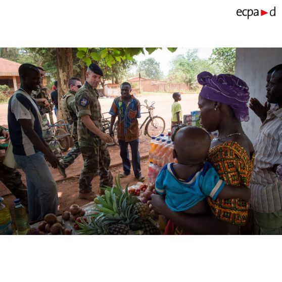 Le général de brigade Pierre Gillet, commandant la force Sangaris, va à la rencontre des commerçants du marché central de Bambari lors de sa visite aux soldats du GTIA (groupement tactique interarmes) Turco sur la POD (plateforme opérationnelle défense).