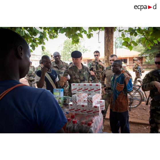 Le général de brigade Pierre Gillet, commandant la force Sangaris, va à la rencontre des commerçants du marché central de Bambari, lors de sa visite aux soldats du GTIA (groupement tactique interarmes) Turco sur la POD (plateforme opérationnelle défense).