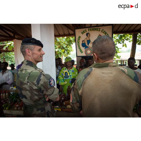 Le général de brigade Pierre Gillet, commandant la force Sangaris, va à la rencontre des commerçants du marché central de Bambari, lors de sa visite aux soldats du GTIA (groupement tactique interarmes) Turco sur la POD (plateforme opérationnelle défense).