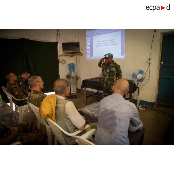 Un lieutenant-colonel congolais des casques bleus expose la situation sécuritaire régionale au général de brigade Pierre Gillet, commandant la force Sangaris, au bureau local de l'ONU lors de sa visite aux soldats du GTIA (groupement tactique interarmes) Turco sur la POD (plateforme opérationnelle défense) de Bambari.