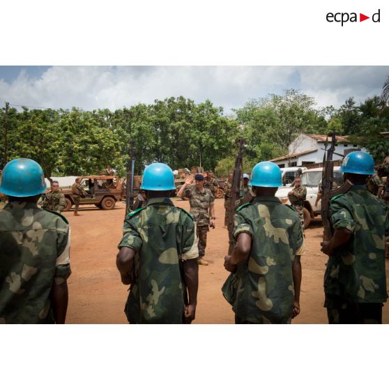 Le général de brigade Pierre Gillet, commandant la force Sangaris, passe en revue des soldats congolais des casques bleus sur le parvis du bureau local de la MINUSCA (mission multidimensionnelle intégrée des Nations Unies pour la stabilisation en Centrafrique), lors de sa visite aux soldats du GTIA (groupement tactique interarmes) Turco sur la POD (plateforme opérationnelle défense) de Bambari.