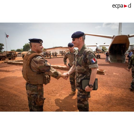 Le général de brigade Pierre Gillet, commandant la force Sangaris, est reçu par un officier du 1er RT sur l'aérodrome de la POD (plateforme opérationnelle défense) de Bambari, dans le cadre de sa visite aux soldats du GTIA (groupement tactique interarmes) Turco.