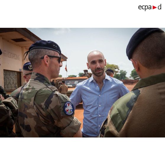 Le général de brigade Pierre Gillet, commandant la force Sangaris, s'entretient avec un responsable de la MINUSCA (mission multidimensionnelle intégrée des Nations Unies pour la stabilisation en Centrafrique), sur l'aérodrome de la POD (plateforme opérationnelle défense) de Bambari, dans le cadre de sa visite aux soldats du GTIA (groupement tactique interarmes) Turco.