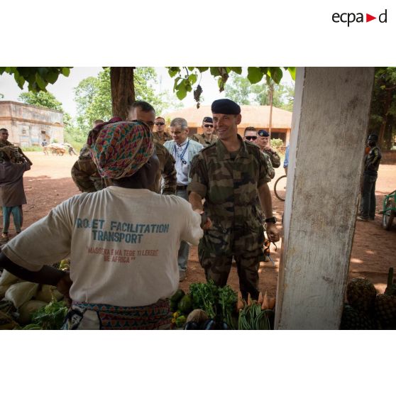 Le général de brigade Pierre Gillet, commandant la force Sangaris, va à la rencontre des commerçants du marché central de Bambari lors de sa visite aux soldats du GTIA (groupement tactique interarmes) Turco sur la POD (plateforme opérationnelle défense).