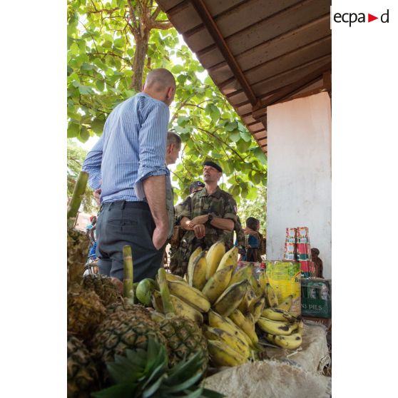 Le général de brigade Pierre Gillet, commandant la force Sangaris, va à la rencontre des commerçants du marché central de Bambari lors de sa visite aux soldats du GTIA (groupement tactique interarmes) Turco sur la POD (plateforme opérationnelle défense).