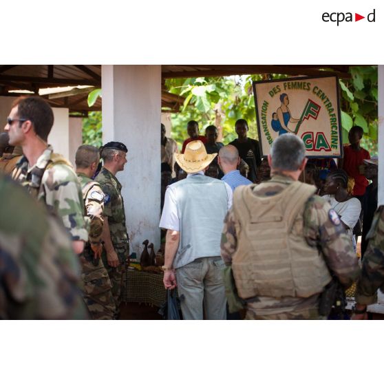 Le général de brigade Pierre Gillet, commandant la force Sangaris, va à la rencontre des commerçants du marché central de Bambari lors de sa visite aux soldats du GTIA (groupement tactique interarmes) Turco sur la POD (plateforme opérationnelle défense).