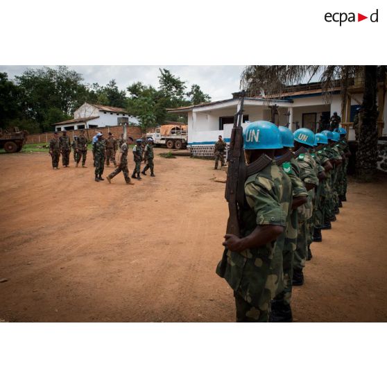 Le général de brigade Pierre Gillet, commandant la force Sangaris, passe en revue des soldats congolais des casques bleus, sur la place du siège régional de la MINUSCA (mission multidimensionnelle intégrée des Nations Unies pour la stabilisation en Centrafrique), lors de sa visite aux soldats du GTIA (groupement tactique interarmes) Turco sur la POD (plateforme opérationnelle défense) de Bambari.