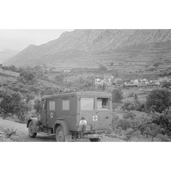 L'ambulance Phaenomen Granit (immatriculée WL 358 998) sur les routes de montagne de Xidas.