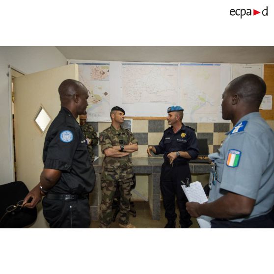 Le général de brigade Pierre Gillet, commandant la force Sangaris, converse avec le commissaire portugais Luis Carrilho, commandant la composante police de la MINUSCA (mission multidimensionnelle intégrée des Nations Unies pour la stabilisation en Centrafrique), en présences de policiers ivoiriens, sur la situation sécuritaire autour de Bangui.