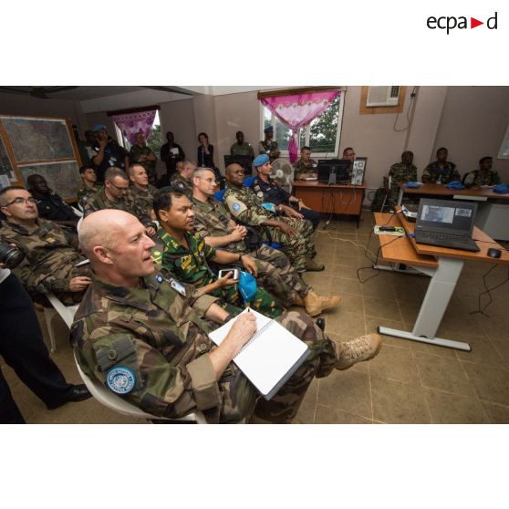 Réunion de commandement sur la situation sécuritaire autour de Bangui, en présence du général de brigade Pierre Gillet, commandant la force Sangaris et des éléments du commandement de la MINUSCA (mission multidimensionnelle intégrée des Nations Unies pour la stabilisation en Centrafrique).