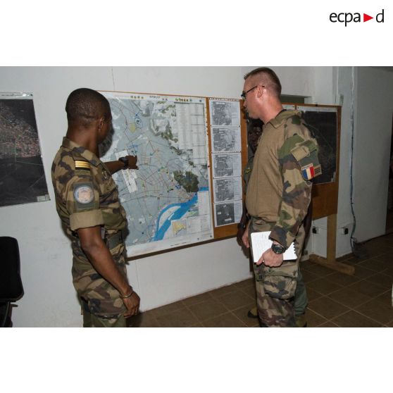 Coordination des officiers de liaison français et Gabonais auprès de l'état-major de la MINUSCA (mission multidimensionnelle intégrée des Nations Unies pour la stabilisation en Centrafrique), afin de planifier les prochaines opérations de sécurisation à mener dans le secteur de Bangui, lors d'une réunion de commandement.