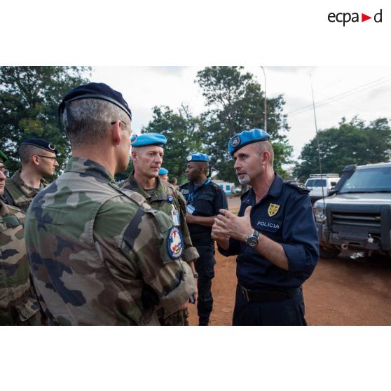 En marge d'une réunion de commandement sur la situation sécuritaire autour de Bangui, le général de brigade Pierre Gillet, commandant la force Sangaris, discute avec le commissaire portugais Luis Carrilho, commandant de la composante police de la MINUSCA (mission multidimensionnelle intégrée des Nations Unies pour la stabilisation en Centrafrique), en présence du général de brigade Frédéric Hingray, son chef d'état-major.