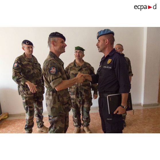 Le général de brigade Pierre Gillet, commandant la force Sangaris, converse avec le commissaire portugais Luis Carrilho, commandant la composante police de la MINUSCA (mission multidimensionnelle intégrée des Nations Unies pour la stabilisation en Centrafrique), en marge d'une réunion de commandement.sur la situation sécuritaire autour de Bangui.