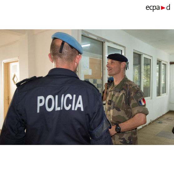 Le général de brigade Pierre Gillet, commandant la force Sangaris, converse avec le commissaire portugais Luis Carrilho, commandant la composante police de la MINUSCA (mission multidimensionnelle intégrée des Nations Unies pour la stabilisation en Centrafrique), en marge d'une réunion de commandement sur la situation sécuritaire autour de Bangui.