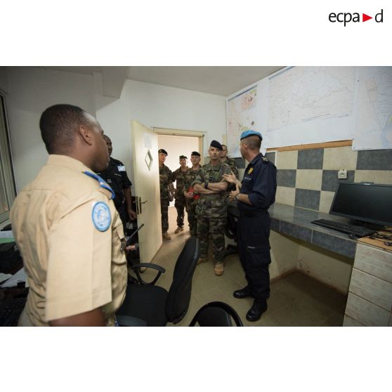 Le général de brigade Pierre Gillet, commandant la force Sangaris, converse avec le commissaire portugais Luis Carrilho, commandant la composante police de la MINUSCA (mission multidimensionnelle intégrée des Nations Unies pour la stabilisation en Centrafrique), en marge d'une réunion de commandement sur la situation sécuritaire autour de Bangui.