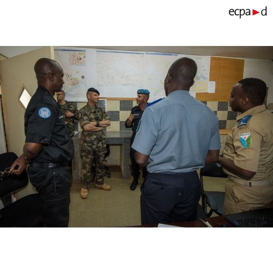 Le général de brigade Pierre Gillet, commandant la force Sangaris, converse avec le commissaire portugais Luis Carrilho, commandant la composante police de la MINUSCA (mission multidimensionnelle intégrée des Nations Unies pour la stabilisation en Centrafrique), en marge d'une réunion de commandement sur la situation sécuritaire autour de Bangui.