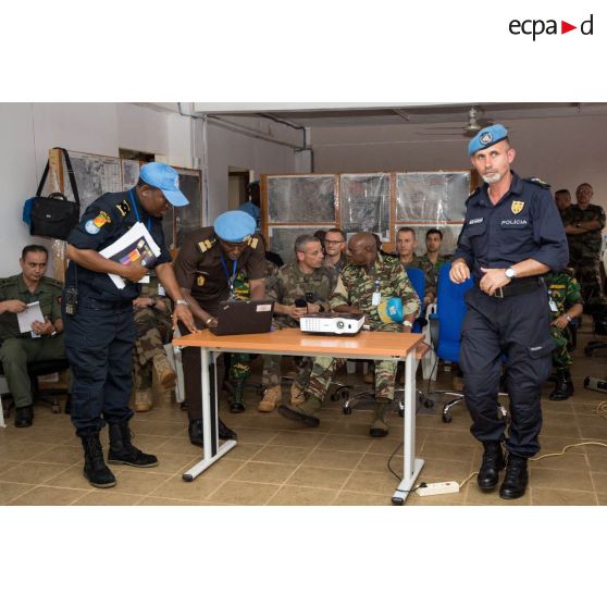 Lors d'une réunion de commandement sur la situation sécuritaire autour de Bangui, le général de brigade Pierre Gillet, commandant la force Sangaris, discute avec le général de division camerounais Martin Chomu Tumenta, commandant la force coalisée de la MINUSCA (mission multidimensionnelle intégrée des Nations Unies pour la stabilisation en Centrafrique).