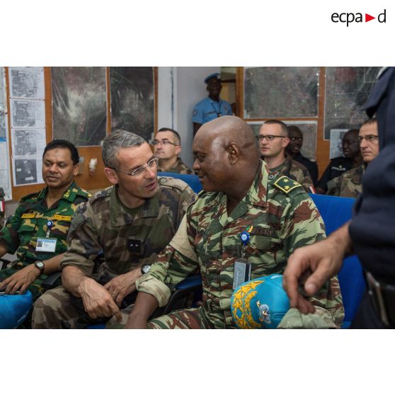 Lors d'une réunion de commandement sur la situation sécuritaire autour de Bangui, le général de brigade Pierre Gillet, commandant la force Sangaris, discute avec le général de division camerounais Martin Chomu Tumenta, commandant la force coalisée de la MINUSCA (mission multidimensionnelle intégrée des Nations Unies pour la stabilisation en Centrafrique).