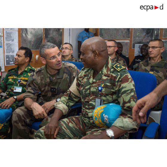 Lors d'une réunion de commandement sur la situation sécuritaire autour de Bangui, le général de brigade Pierre Gillet, commandant la force Sangaris, discute avec le général de division camerounais Martin Chomu Tumenta, commandant la force coalisée de la MINUSCA (mission multidimensionnelle intégrée des Nations Unies pour la stabilisation en Centrafrique).