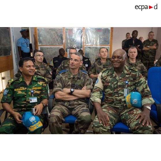 Lors d'une réunion de commandement sur la situation sécuritaire autour de Bangui, le général de brigade Pierre Gillet, commandant la force Sangaris, discute avec le général de division camerounais Martin Chomu Tumenta, commandant la force coalisée de la MINUSCA (mission multidimensionnelle intégrée des Nations Unies pour la stabilisation en Centrafrique).