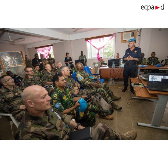 Réunion de commandement sur la situation sécuritaire autour de Bangui, en présence du général de brigade Pierre Gillet, commandant la force Sangaris et des éléments du commandement de la MINUSCA (mission multidimensionnelle intégrée des Nations Unies pour la stabilisation en Centrafrique).