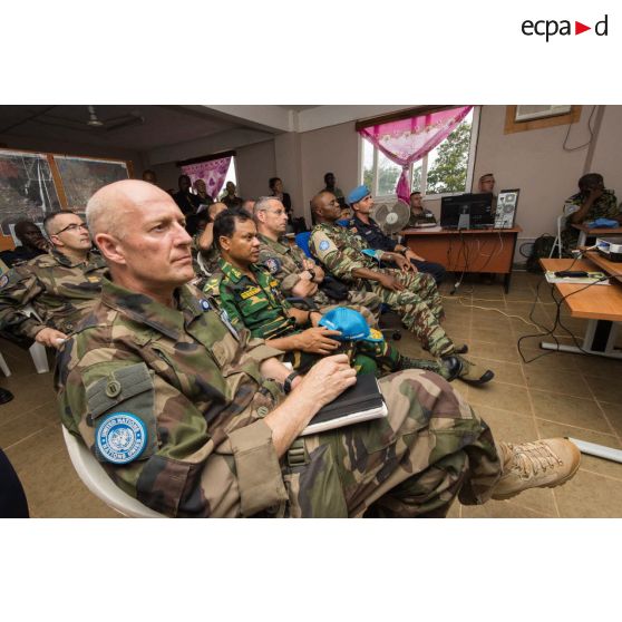 Réunion de commandement sur la situation sécuritaire autour de Bangui, en présence du général de brigade Pierre Gillet, commandant la force Sangaris et des éléments du commandement de la MINUSCA (mission multidimensionnelle intégrée des Nations Unies pour la stabilisation en Centrafrique).